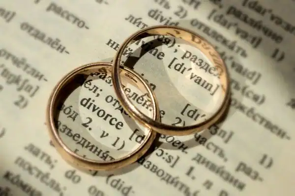 Image of rings removed before divorce mediation Trafford